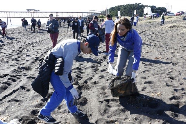 Concepción: Extraen media tonelada de basura en masiva jornada de limpieza en Playa de Lenga