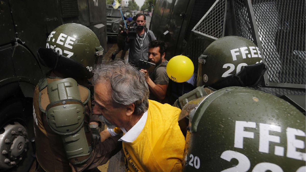 Marcha contra las AFP en Santiago: Trece detenidos y un llamado a huelga general