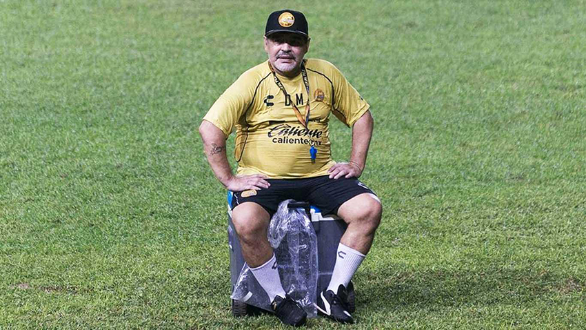 Médico de Maradona: Diego sabe que necesita prótesis en sus rodillas
