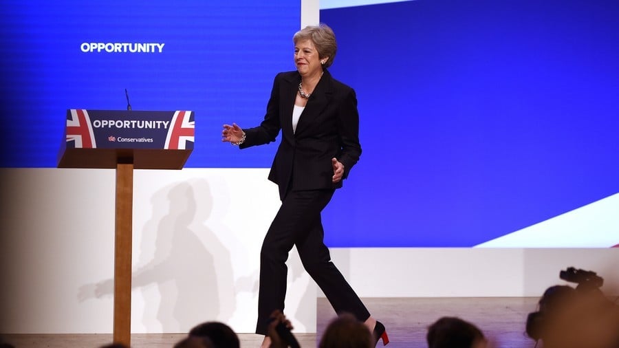 (Video) Theresa May defiende el Brexit al ritmo de «Dancing Queen»