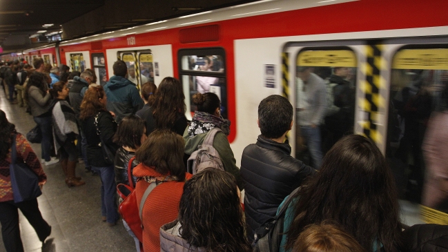 Acoso callejero: Exigen protocolos de prevención al Gobierno y al Metro de Santiago