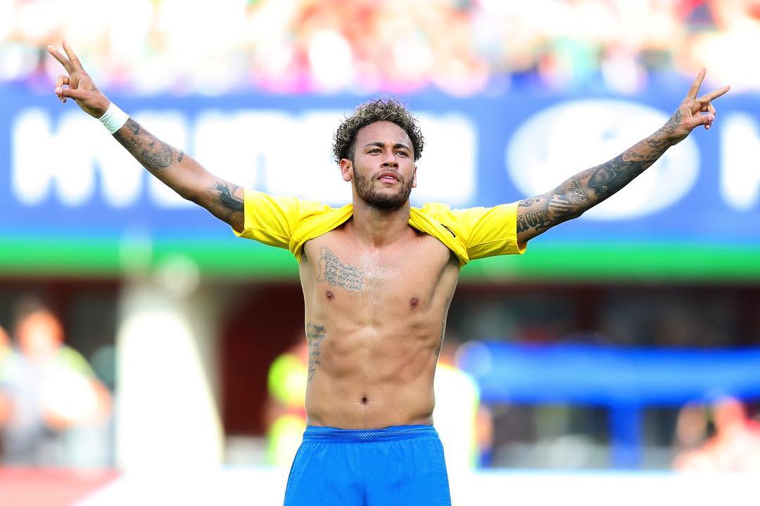 (Fotos) Neymar se tatúa a Batman y Spider-Man en su espalda