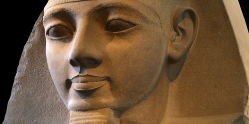 Descubren cabina de faraón Ramsés II en un barrio de Egipto
