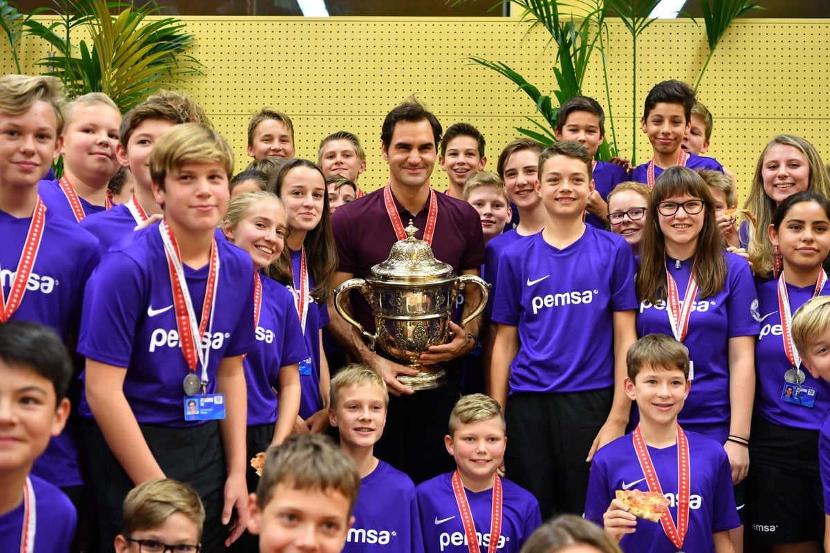 (Video) Roger Federer entrega medallas y come pizza con los recoge pelotas en Basilea