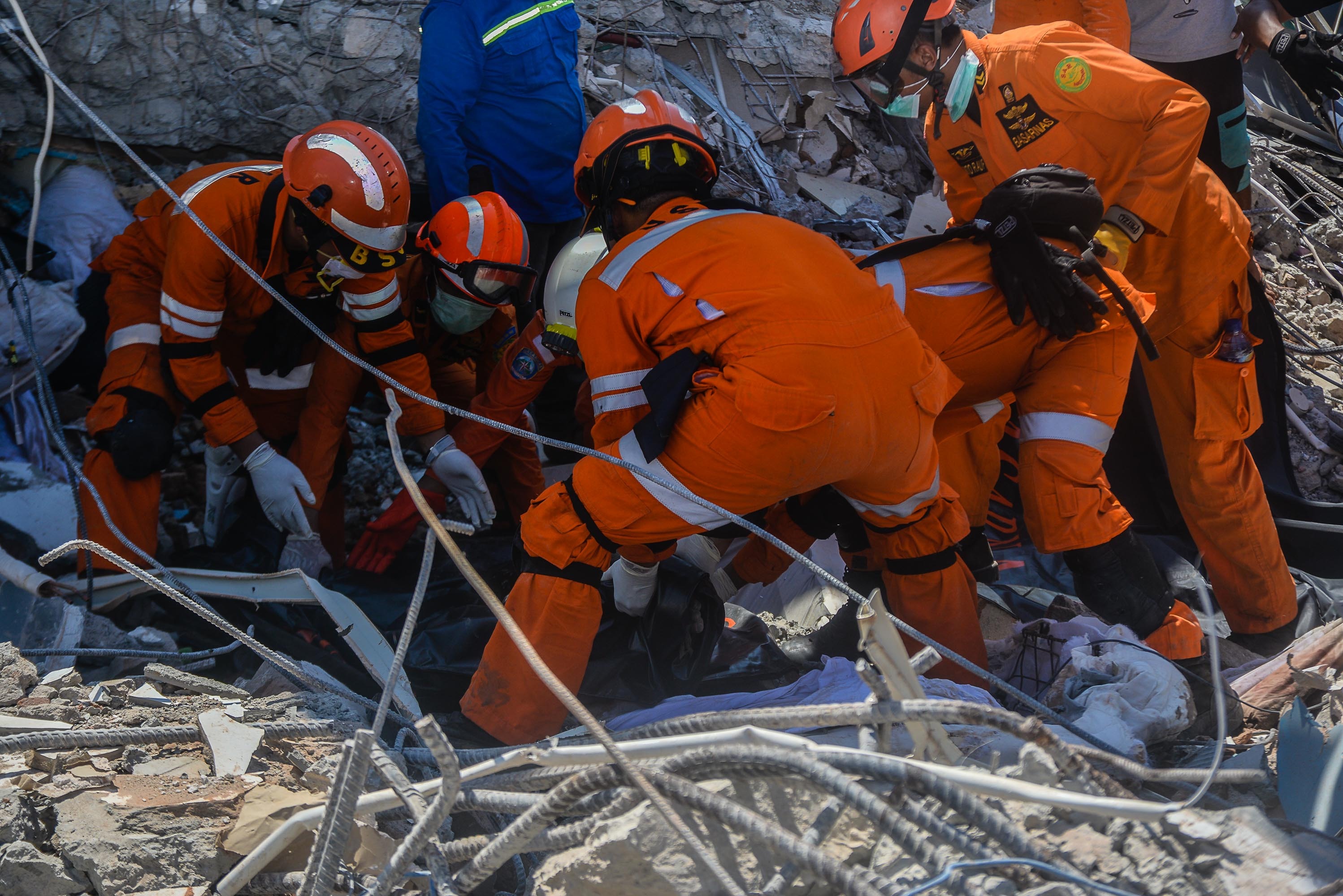Se eleva a 1.234 muertos por el terremoto y tsunami en Indonesia