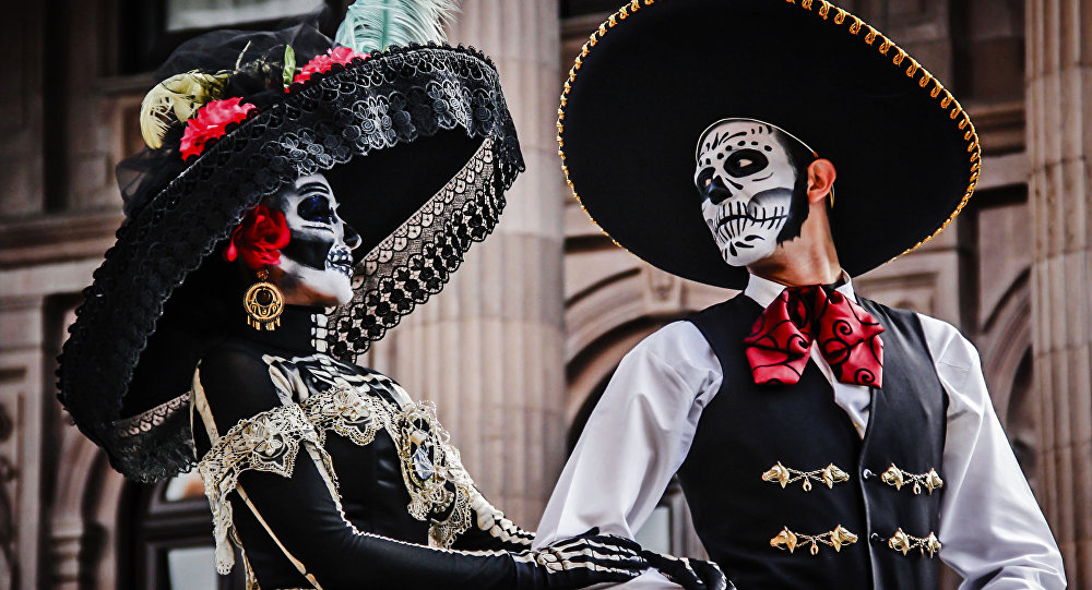 Desfiles de Catrinas colman calles de México previo al Día de los Muertos
