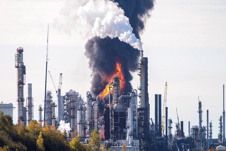 Registran grave explosión en la refinería más grande de Canadá
