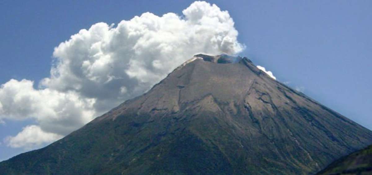 Ecuador en alerta ante elevada actividad del volcán Reventador