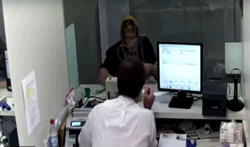 (Video) Mujer suplanta identidad de una abuela para robarle dinero del banco en Argentina