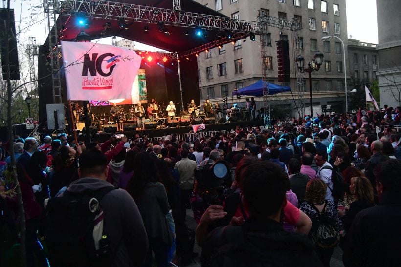 Santiago: Más de 30 mil personas en acto de conmemoración del triunfo del NO en el Paseo Bulnes