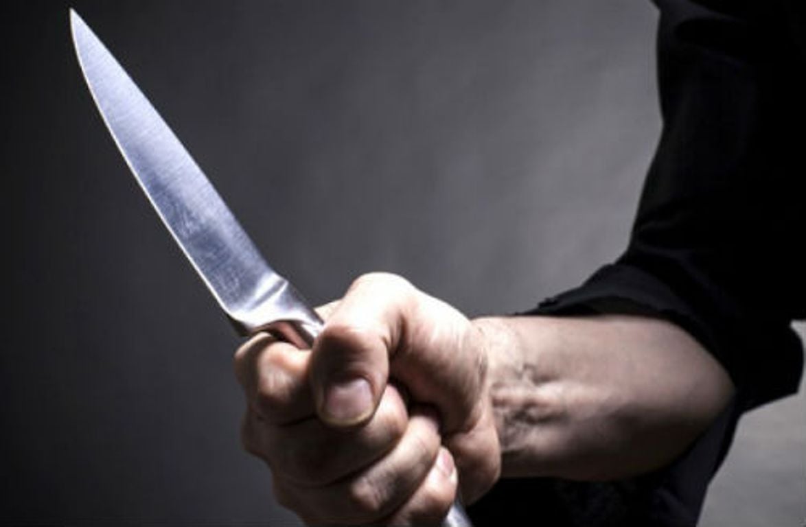 Asesina a su ex pareja con un cuchillo, secuestra a su hija y termina entregándose a la policía
