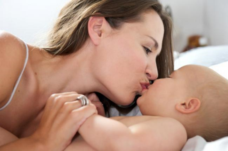 Una madre mata a su bebé recién nacida al darle un beso