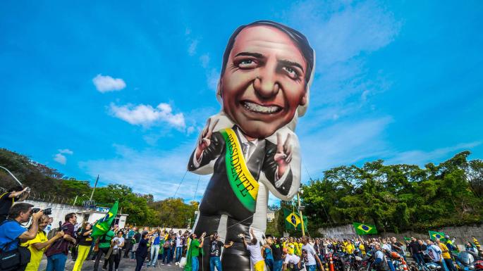 Por las calles de Brasil apareció el espectro de Hitler con la cara de Bolsonaro