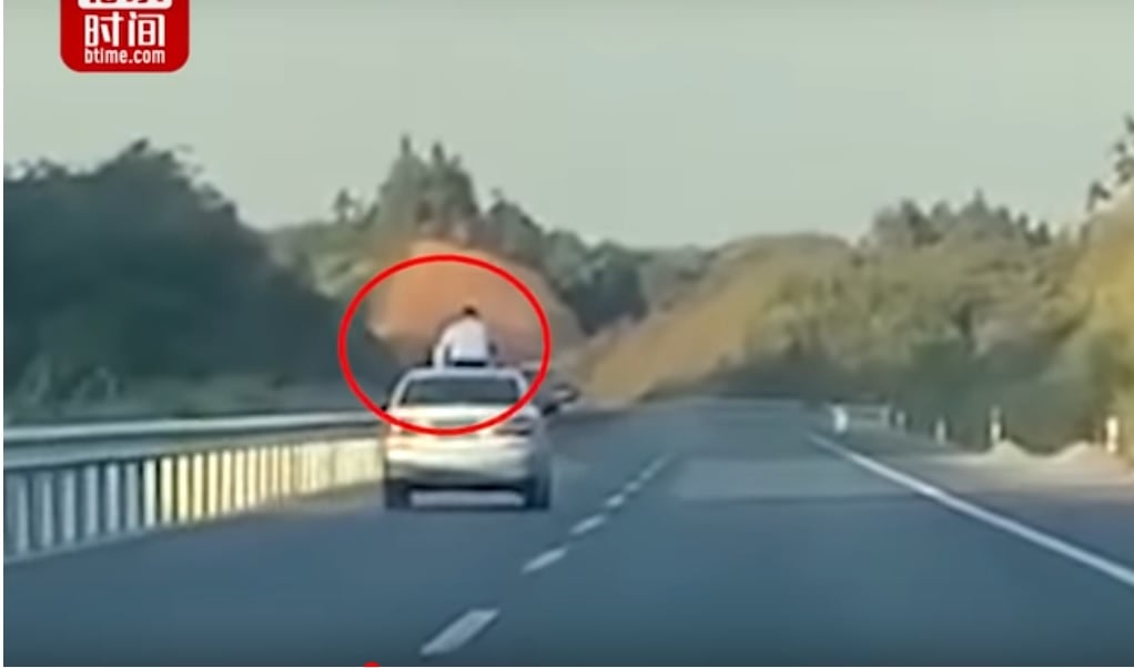 (Video) Muere cuando se estrella con un anuncio por viajar en el techo de un vehículo