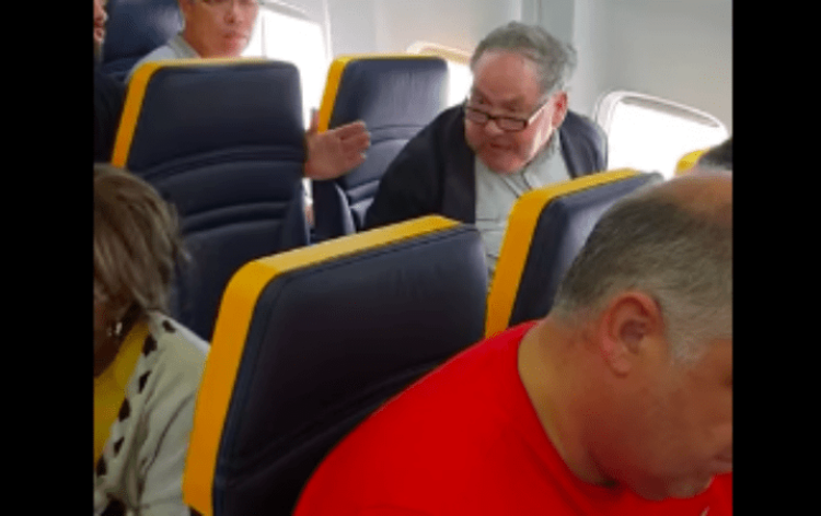 (Video) «Fea, bastarda», le dice un hombre a una mujer negra por sentarse a su lado en un vuelo