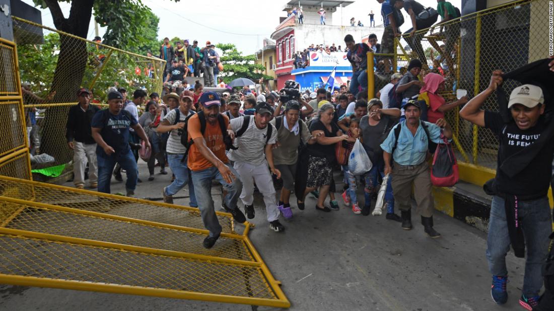 (Video+Fotos) Migrantes hondureños derriban vallas en frontera de México