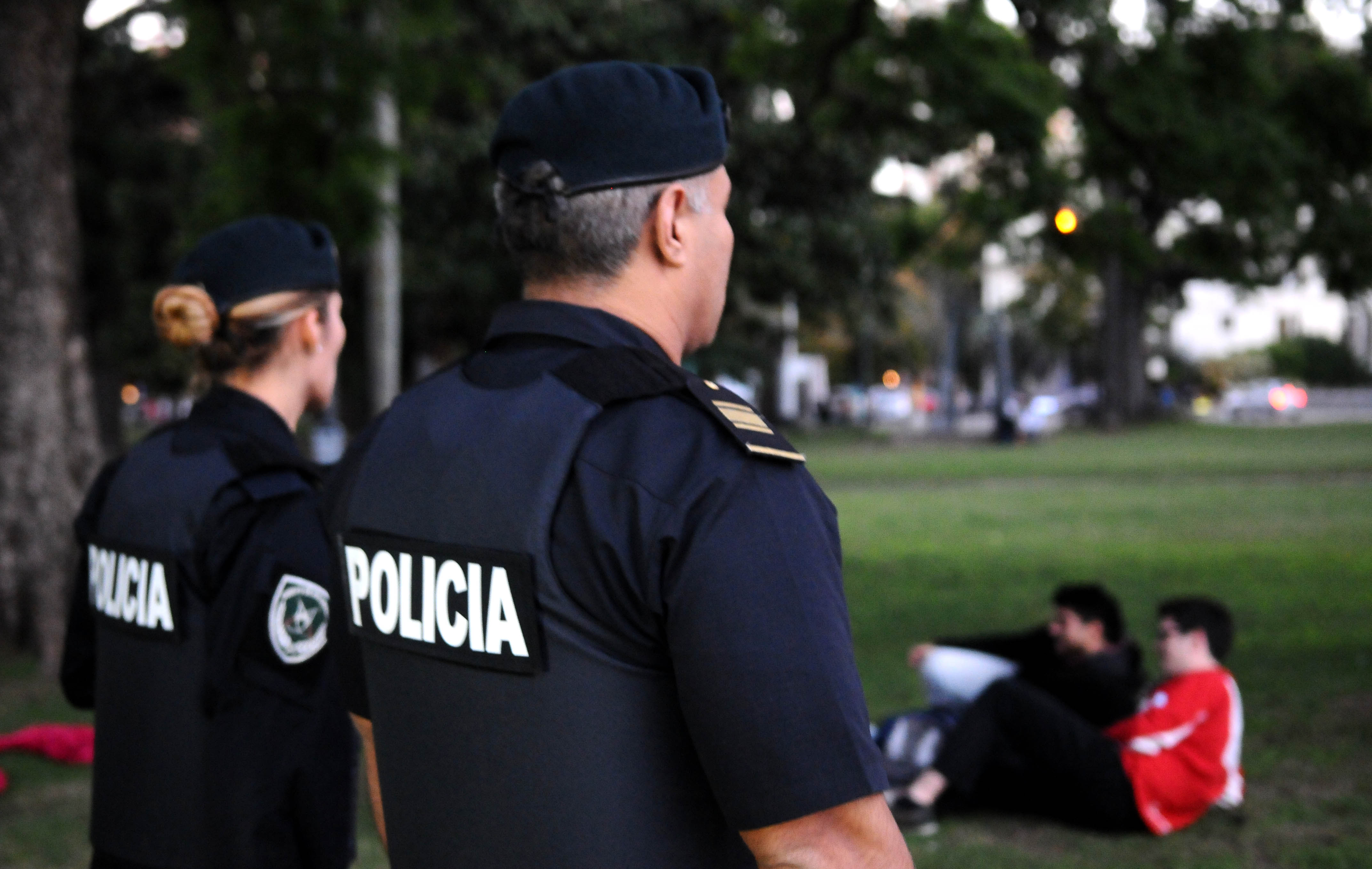 (Video) Captan a policías secuestrando la mercancía de un vendedor ambulante en Buenos Aires