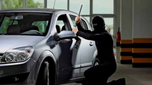 (Video) Dos ladrones robaron un auto en menos de un minuto ¡y sin llave!