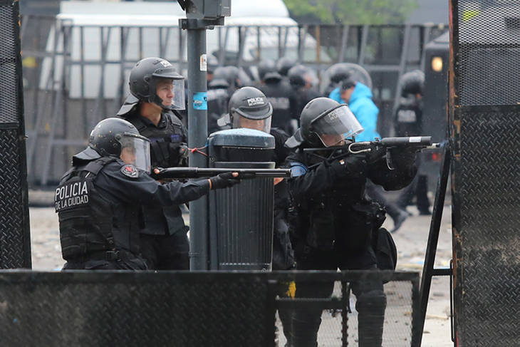 Macri lanza la policía a las calles para reprimir manifestación frente al Congreso