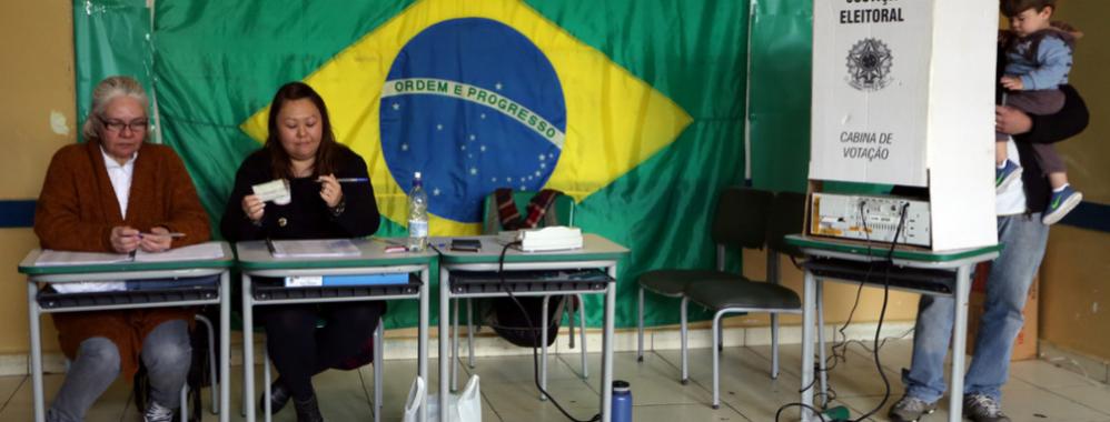 Brasileños van a las urnas en un momento delicado para su democracia