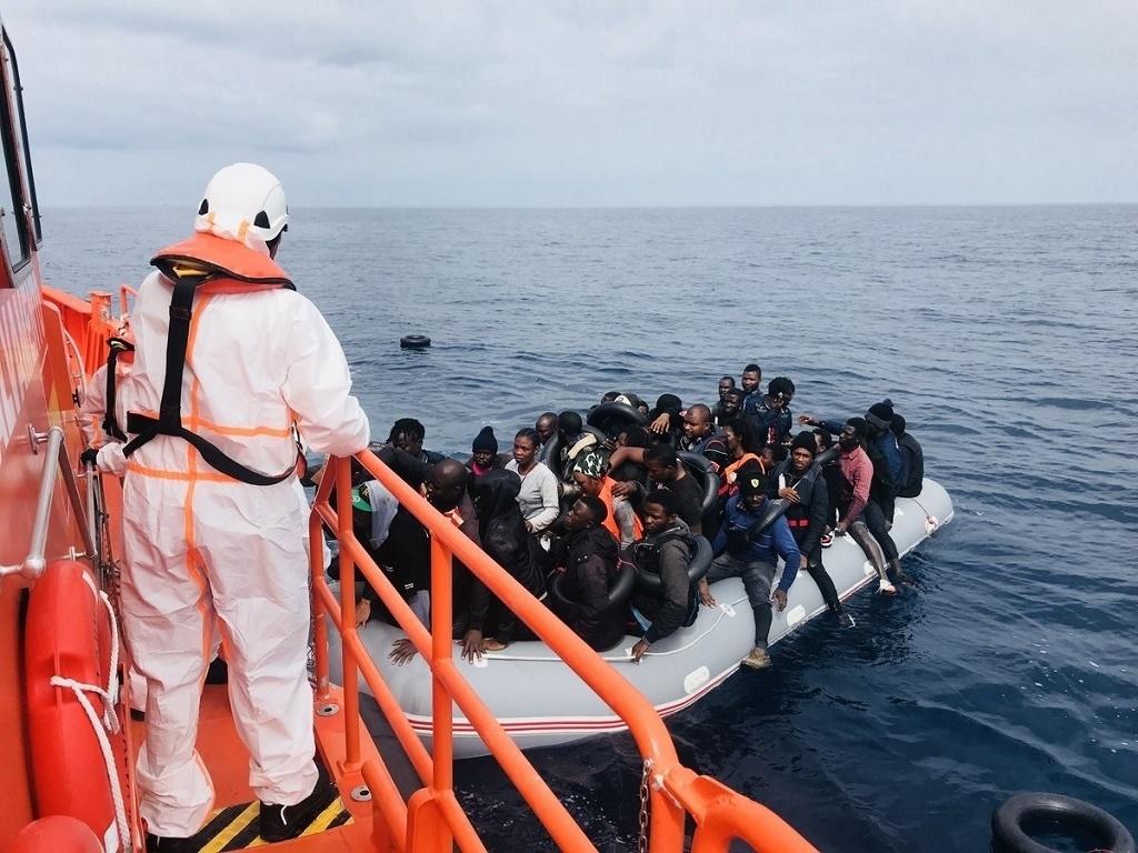 (Video) Rescatan a 304 migrantes que viajaban en 4 pateras hacia España