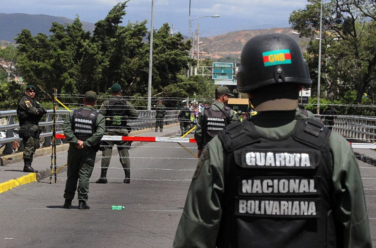 Militares venezolanos continúan operativos de búsqueda de grupos irregulares en Apure