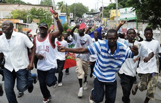 Miles de manifestantes en Haití protestan contra la corrupción