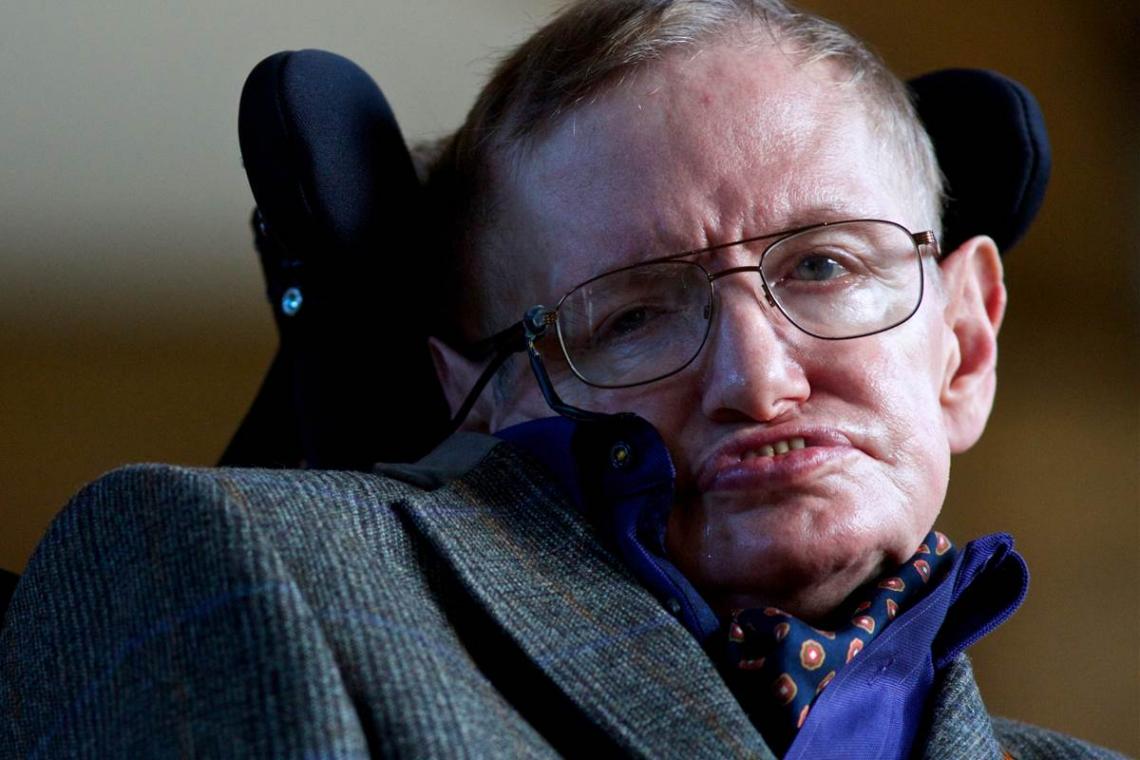 Subastan la silla de ruedas, tesis y otras obras de Stephen Hawking