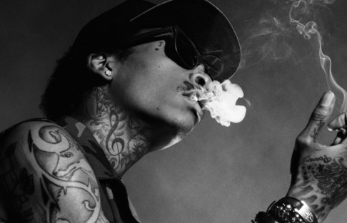Denuncian publicidad no regulada de cigarros en videos de hip-hop