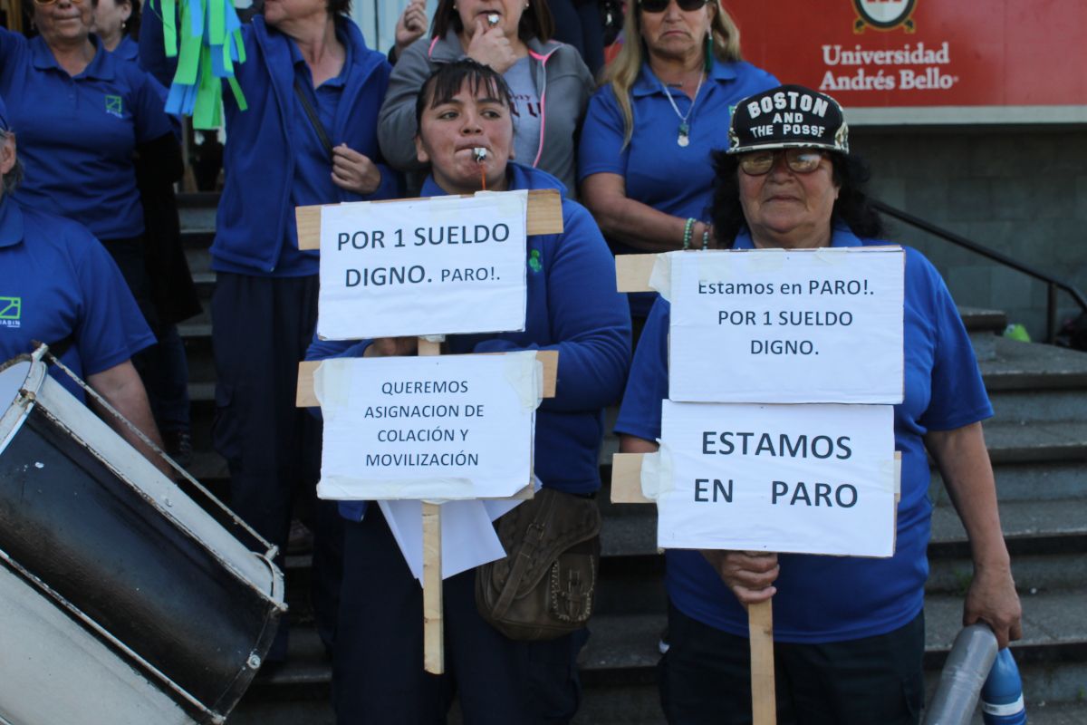 Concepción: Trabajadoras del aseo de la U. Andrés Bello cumplen su tercer día de huelga