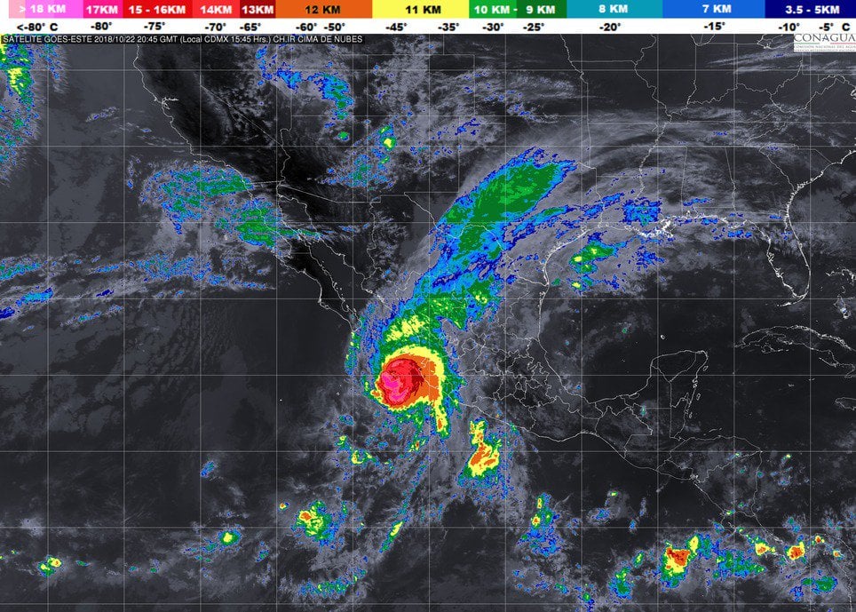 El Huracán Willa toca tierra y comienza a hacer estragos en México