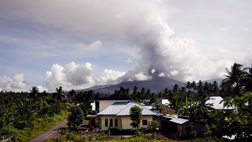 Un volcán en isla indonesia afectada por terremoto arroja ceniza a 4 kilómetros