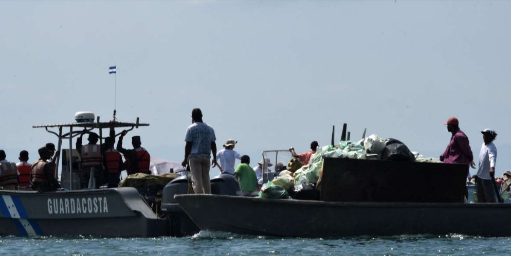 La embarcación «Holy Turtle» se enfrenta a la «isla de basura» en Honduras