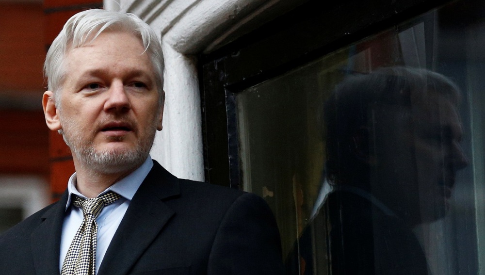Ecuador le restablece las comunicaciones a Julian Assange
