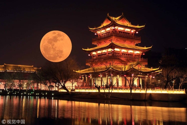 Chinos planean instalar una luna falsa para reemplazar las luces de la ciudad