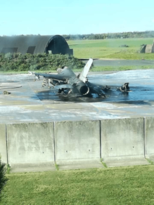 Por accidente un mecánico accionó el cañón de un avión y destruyó un F-16