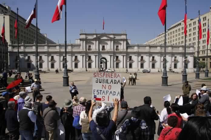 Frente a La Moneda: Adultos mayores protestan por pensiones dignas y pasaje gratis en el Transantiago