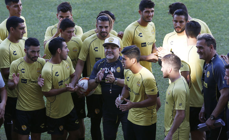 Maradona motiva a los jugadores de Dorados con lujosos regalos