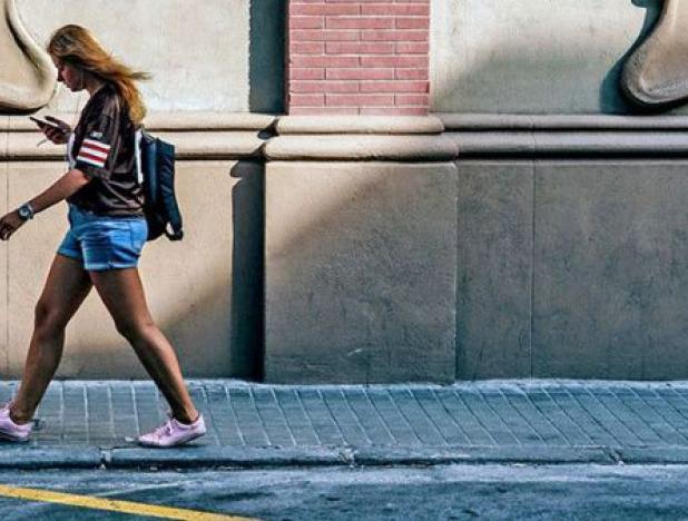 Gobierno uruguayo prohibirá a peatones cruzar calles con celular