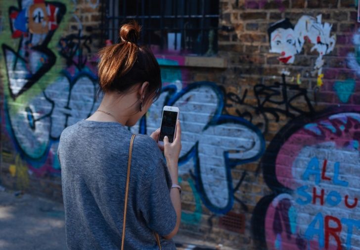 (Video) Sufrió una parálisis en sus dedos por usar su celular indiscriminadamente