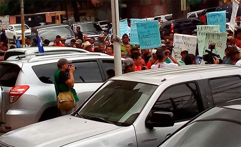 (Video) Hondureños protestan contra la construcción de una hidroeléctrica