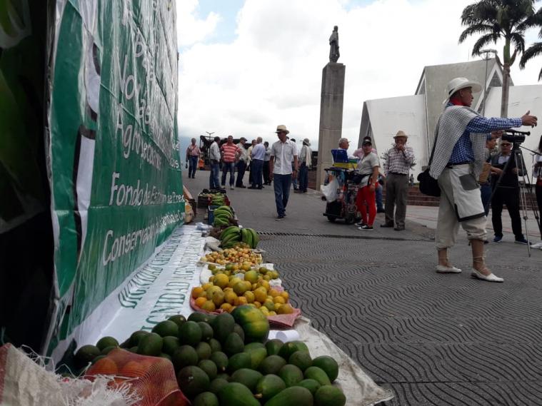 Caficultores colombianos regalan sus productos como medida de protesta