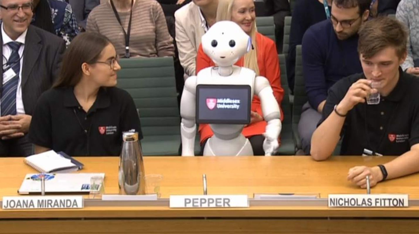 Un androide declara ante un comité del Parlamento británico