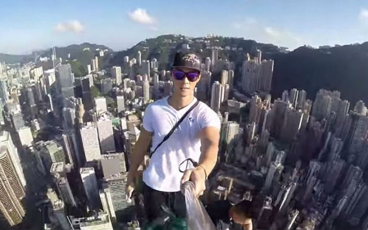(Video) Posa sobre un pasamanos para hacerse un selfie y cae desde un tercer piso