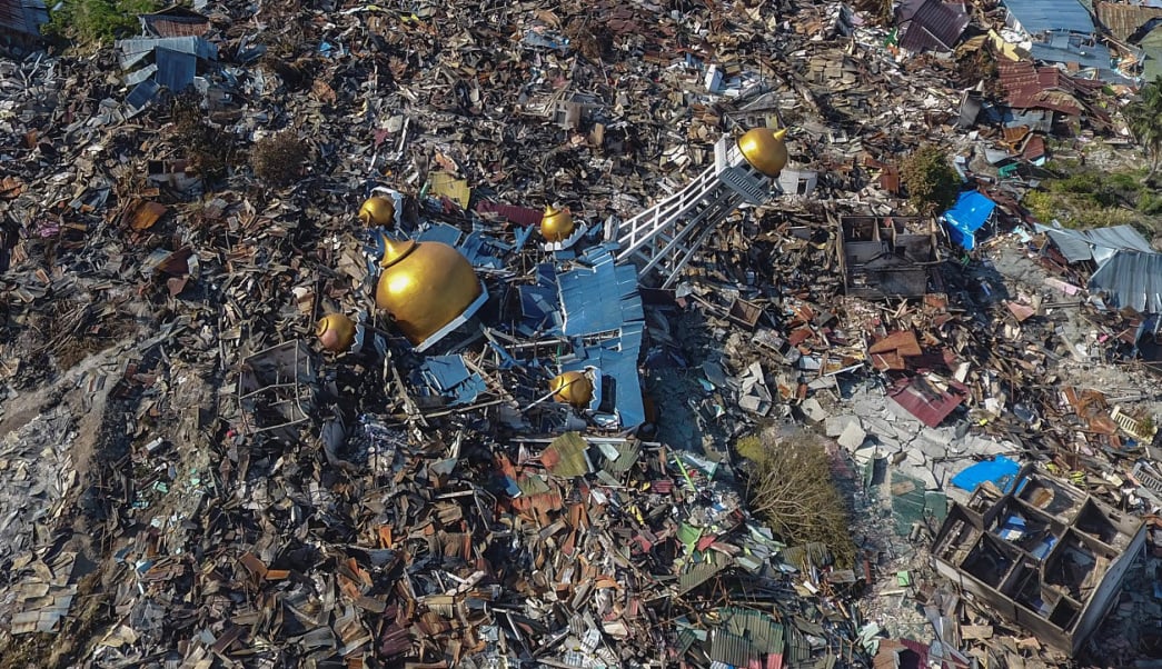 Indonesia: Rescatistas encuentran un agujero con unas mil casas hundidas