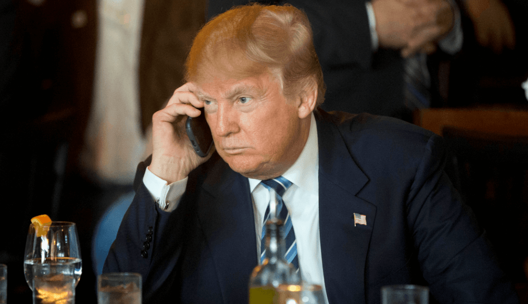 China insta a Trump a no usar un teléfono «inteligente» si quiere privacidad