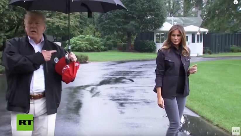 (Video) Trump no comparte su paraguas con Melania en plena lluvia