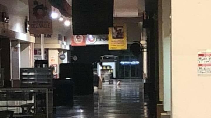 (Foto) Captan a bebé fantasma gateando en un centro comercial
