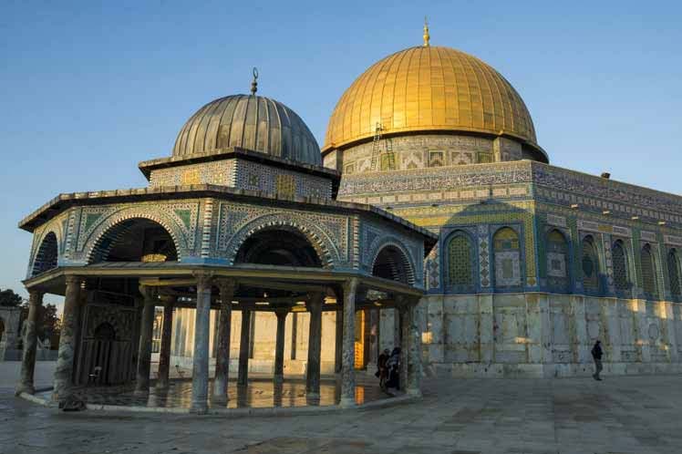 Provocación: israelíes entran de manera violenta a templo palestino violando las normas religiosa palestina