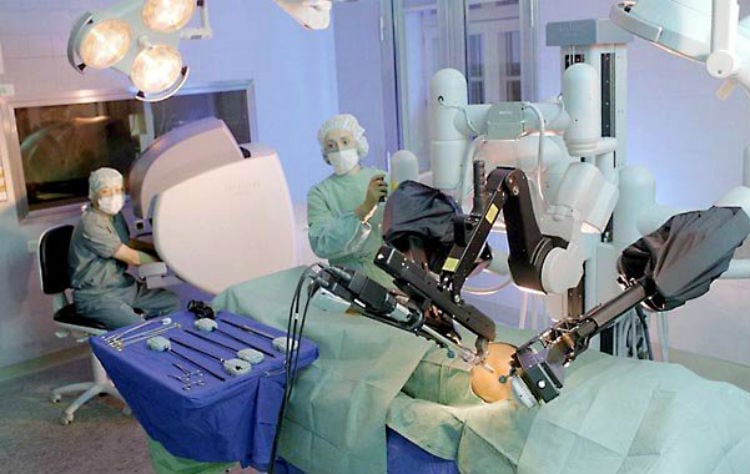 Investigan la muerte de un paciente tras operación con ayuda de un robot